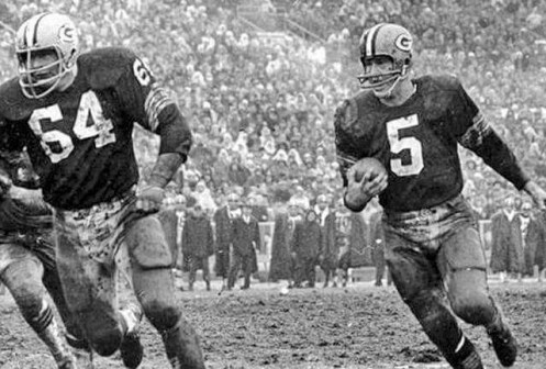 jerry-kramer-leads-paul-hornung-on-the-famous-packers-sweep-640x433